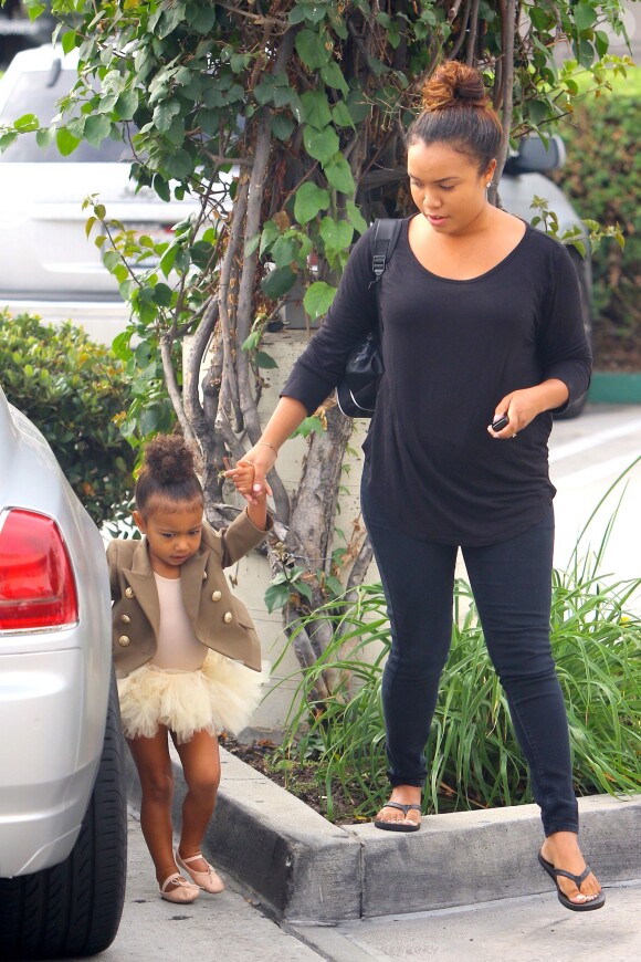 North West et sa nounou se rendent aux Miss Melodee Studios pour la leçon de danse de la fille de Kim Kardashian et Kanye West. Tarzana, le 28 octobre 2015.
