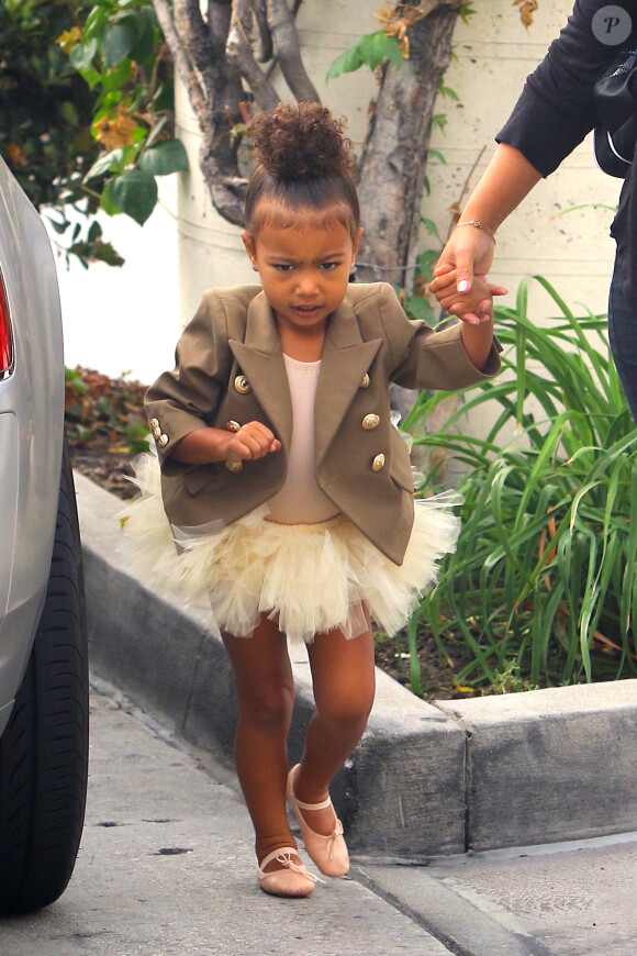 North West et sa nounou se rendent aux Miss Melodee Studios pour la leçon de danse de la fille de Kim Kardashian et Kanye West. Tarzana, le 28 octobre 2015.