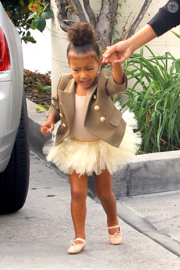 North West et sa nounou se rendent aux Miss Melodee Studios pour la leçon de danse de la fille de Kim Kardashian et Kanye West. Tarzana, le 28 octobre 2015.