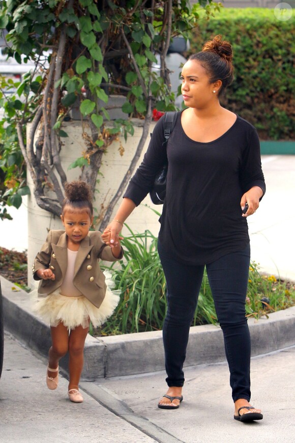 North West et sa nounou se rendent aux Miss Melodee Studios pour la leçon de danse de la fille de Kim Kardashian et Kanye West. Tarzana, le 28 octobre 2015.