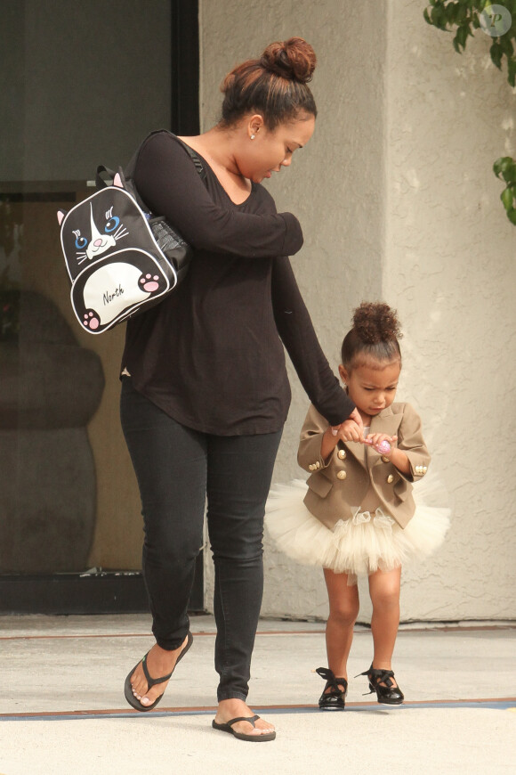 North West et sa nounou quittent les studios Miss Melodee à Tarzana, le 28 octobre 2015.