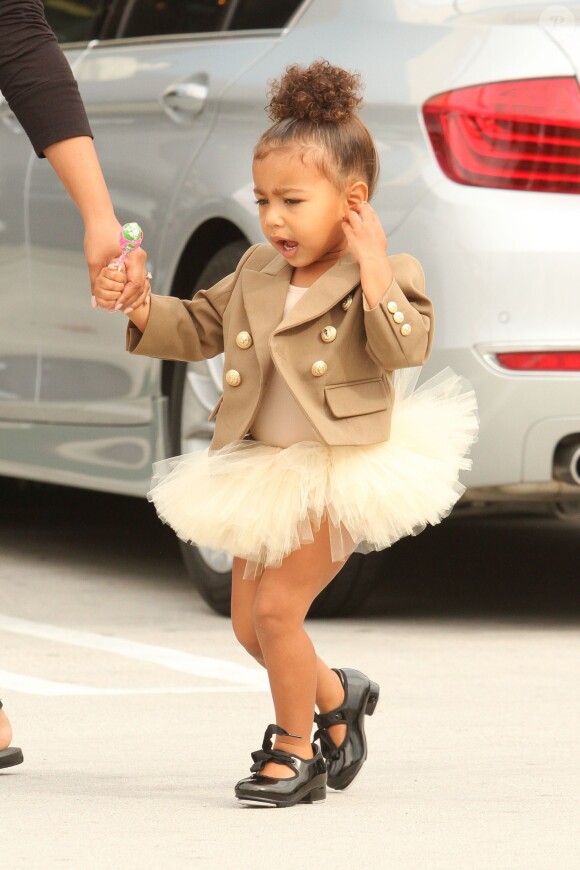North West et sa nounou quittent les studios Miss Melodee à Tarzana, le 28 octobre 2015.