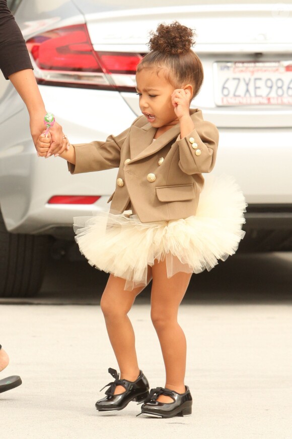 North West et sa nounou quittent les studios Miss Melodee à Tarzana, le 28 octobre 2015.