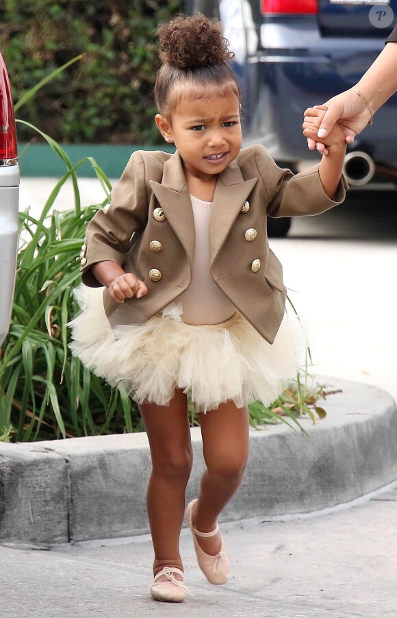 North West et sa nounou se rendent aux Miss Melodee Studios pour la leçon de danse de la fille de Kim Kardashian et Kanye West. Tarzana, le 28 octobre 2015.