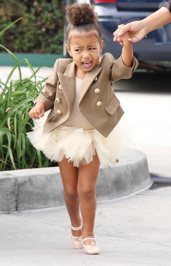 North West et sa nounou se rendent aux Miss Melodee Studios pour la leçon de danse de la fille de Kim Kardashian et Kanye West. Tarzana, le 28 octobre 2015.