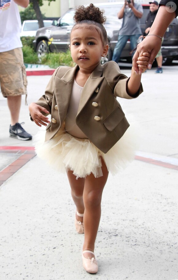 North West et sa nounou se rendent aux Miss Melodee Studios pour la leçon de danse de la fille de Kim Kardashian et Kanye West. Tarzana, le 28 octobre 2015.