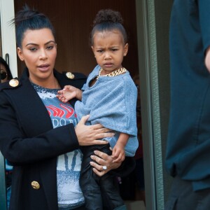 Kim Kardashian et North West, qui fait la grimace face aux photographes. New York, le 7 septembre 2015.