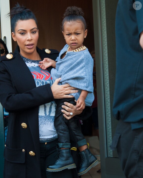 Kim Kardashian et North West, qui fait la grimace face aux photographes. New York, le 7 septembre 2015.
