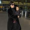 Kris Jenner et sa petite fille North West, hostile face aux paparazzi à l'aéroport d'Heathrow à Londres. Le 2 mars 2015.