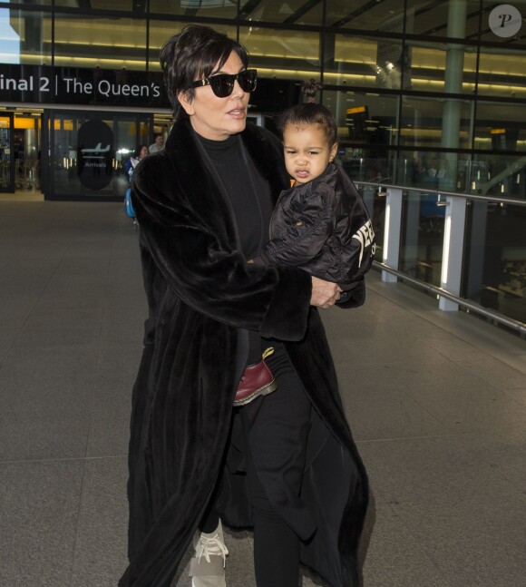 Kris Jenner et sa petite fille North West, hostile face aux paparazzi à l'aéroport d'Heathrow à Londres. Le 2 mars 2015.
