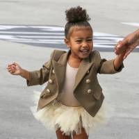 North West, 2 ans : La fille de Kim et Kanye casse les photographes, étonnés