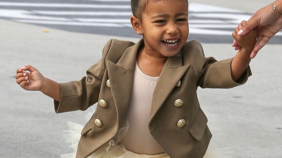 North West, 2 ans : La fille de Kim et Kanye casse les photographes, étonnés