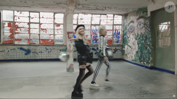 Image extraite du clip "The Other Boys" par NERVO feat. Kylie Minogue, Jake Shears & Nile Rodgers - octobre 2015.