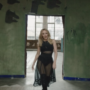 Kylie Minogue dans cette image extraite du clip "The Other Boys" par NERVO feat. Kylie Minogue, Jake Shears & Nile Rodgers - octobre 2015.