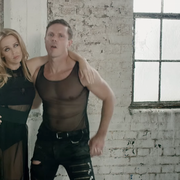 Kylie Minogue et Jake Shears dans cette image extraite du clip "The Other Boys" par NERVO feat. Kylie Minogue, Jake Shears & Nile Rodgers - octobre 2015.