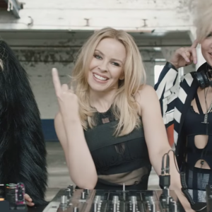 Kylie Minogue et Jake Shears dans cette image extraite du clip "The Other Boys" par NERVO feat. Kylie Minogue, Jake Shears & Nile Rodgers - octobre 2015.