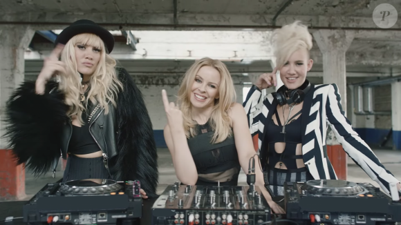 Kylie Minogue et Jake Shears dans cette image extraite du clip "The Other Boys" par NERVO feat. Kylie Minogue, Jake Shears & Nile Rodgers - octobre 2015.