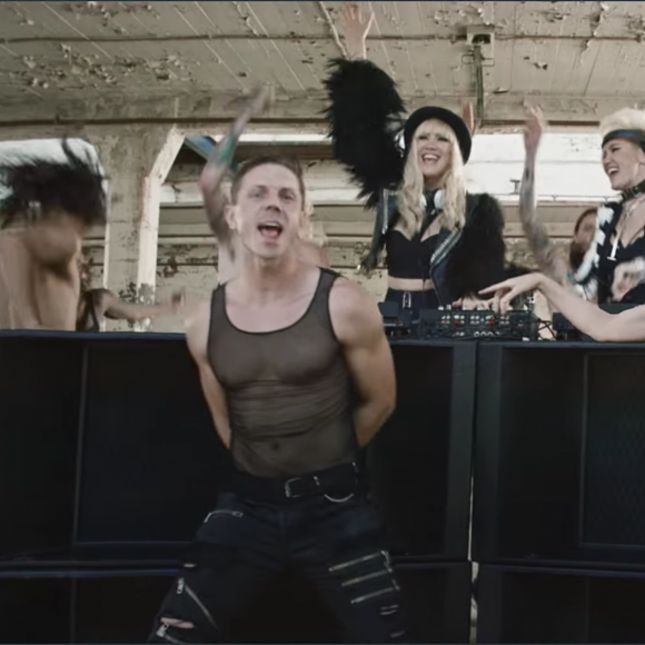 Kylie Minogue et Jake Shears dans cette image extraite du clip "The Other Boys" par NERVO feat. Kylie Minogue, Jake Shears & Nile Rodgers - octobre 2015.