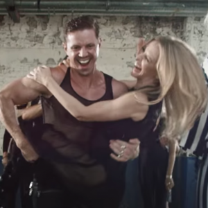 Kylie Minogue et Jake Shears dans cette image extraite du clip "The Other Boys" par NERVO feat. Kylie Minogue, Jake Shears & Nile Rodgers - octobre 2015.