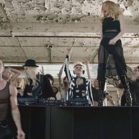 Kylie Minogue et Jake Shears dans cette image extraite du clip "The Other Boys" par NERVO feat. Kylie Minogue, Jake Shears & Nile Rodgers - octobre 2015.
