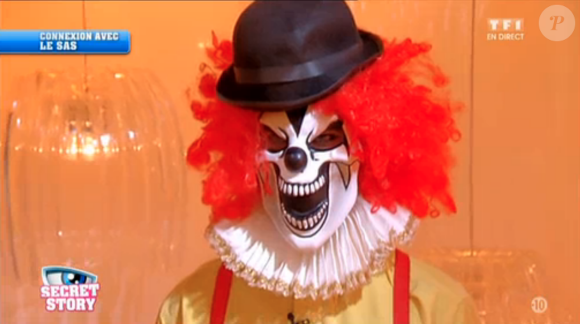 Ali déguisé en clown diabolique, dans l'hebdo de Secret Story 9, le vendredi 30 octobre 2015 sur TF1.
