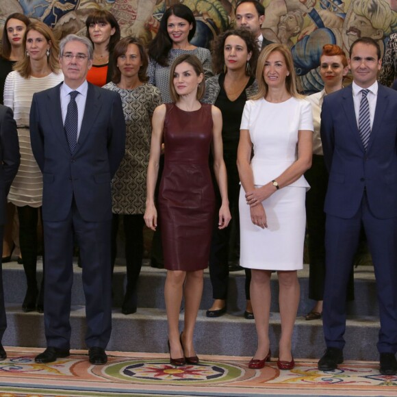 La reine Letizia d'Espagne, portant sa robe en cuir bordeaux Hugo Boss, assuraient deux audiences au palais de la Zarzuela à Madrid le 30 octobre 2015.
