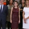 La reine Letizia d'Espagne, portant sa robe en cuir bordeaux Hugo Boss, assuraient deux audiences au palais de la Zarzuela à Madrid le 30 octobre 2015.