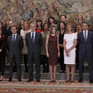 La reine Letizia d'Espagne, portant sa robe en cuir bordeaux Hugo Boss, assuraient deux audiences au palais de la Zarzuela à Madrid le 30 octobre 2015.