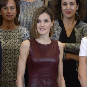 La reine Letizia d'Espagne, portant sa robe en cuir bordeaux Hugo Boss, assuraient deux audiences au palais de la Zarzuela à Madrid le 30 octobre 2015.