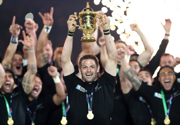 Le prince Harry a remis les décorations aux All Blacks (Nouvelle Zélande) après leur victoire lors de la 8e édition de la coupe du monde de rugby, au Royaume-Uni, le 31 octobre 2015