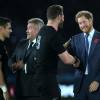 Le prince Harry a remis les décorations aux All Blacks après leur victoire lors de la 8e édition de la coupe du monde de rugby, au Royaume-Uni, le 31 octobre 2015