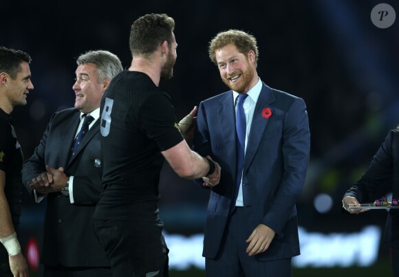 Le prince Harry a remis les décorations aux All Blacks après leur victoire lors de la 8e édition de la coupe du monde de rugby, au Royaume-Uni, le 31 octobre 2015