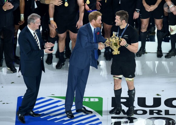 Le séduisant prince Harry a remis les décorations aux All Blacks après leur victoire lors de la 8e édition de la coupe du monde de rugby, au Royaume-Uni, le 31 octobre 2015