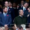 Le prince Harry, son frère le prince William et leur grand-père le du d'Edimbourg ont assisté à la victoire des All Blacks, lors de la 8e édition de la coupe du monde de rugby au Royaume-Uni, le 31 octobre 2015