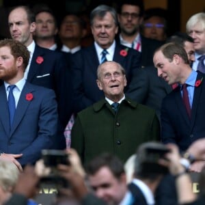 Le prince Harry, son frère le prince William et leur grand-père le du d'Edimbourg ont assisté à la victoire des All Blacks, lors de la 8e édition de la coupe du monde de rugby au Royaume-Uni, le 31 octobre 2015