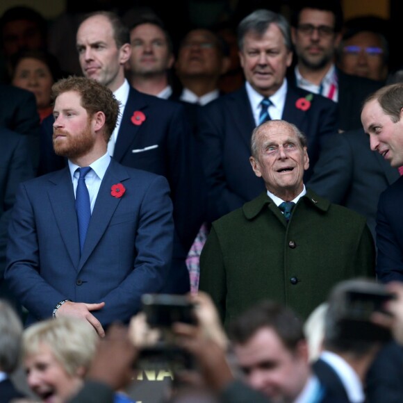 Le prince Harry, son frère le prince William et leur grand-père le du d'Edimbourg ont assisté à la victoire des All Blacks, lors de la 8e édition de la coupe du monde de rugby au Royaume-Uni, le 31 octobre 2015