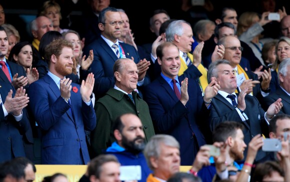 Le prince Harry, son frère le prince William et leur grand-père le du d'Edimbourg ont assisté à la victoire des All Blacks, lors de la 8e édition de la coupe du monde de rugby au Royaume-Uni, le 31 octobre 2015