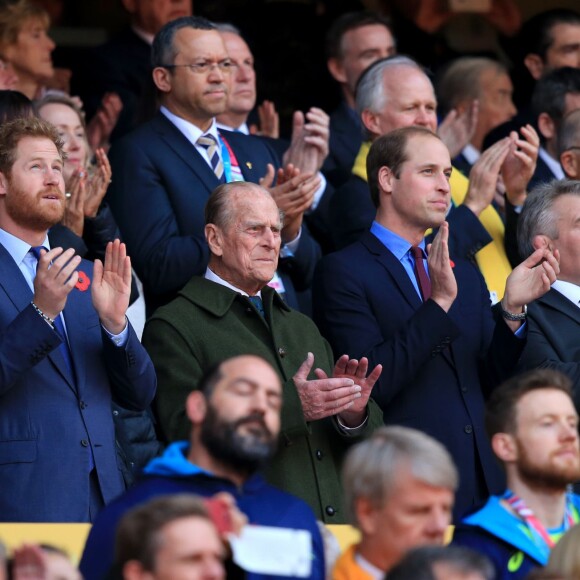Le prince Harry, son frère le prince William et leur grand-père le du d'Edimbourg ont assisté à la victoire des All Blacks, lors de la 8e édition de la coupe du monde de rugby au Royaume-Uni, le 31 octobre 2015