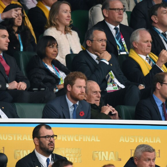 Le prince Harry, son frère le prince William et leur grand-père le du d'Edimbourg ont assisté à la victoire des All Blacks, lors de la 8e édition de la coupe du monde de rugby au Royaume-Uni, le 31 octobre 2015