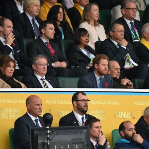 Le prince Harry, son frère le prince William et leur grand-père le du d'Edimbourg ont assisté à la victoire des All Blacks, lors de la 8e édition de la coupe du monde de rugby au Royaume-Uni, le 31 octobre 2015