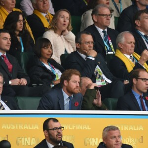 Le prince Harry, son frère le prince William et leur grand-père le du d'Edimbourg ont assisté à la victoire des All Blacks, lors de la 8e édition de la coupe du monde de rugby au Royaume-Uni, le 31 octobre 2015