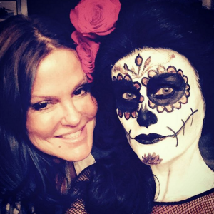 Laeticia Hallyday et Kerry Maalouf à qui elle doit son magauillage inspiré du Día de Muertos, la fête des morts mexicaine, pour Halloween, le 31 octobre 2015.