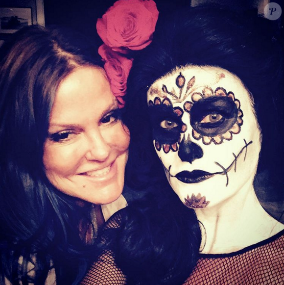 Laeticia Hallyday et Kerry Maalouf à qui elle doit son magauillage inspiré du Día de Muertos, la fête des morts mexicaine, pour Halloween, le 31 octobre 2015.