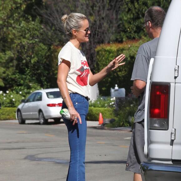 Exclusif - Laeticia Hallyday (T-shirt Rolling Stones) a eu un léger accrochage en voiture à Los Angeles, le 22 octobre 2015. Une camionnette (un toiletteur pour animaux) qui essayait de faire demi-tour a percuté l'Audi de Laeticia. Heureusement, personne n'a été blessé. Ils sont donc repartis chacun de leur côté sans faire de constat ni appeler la police.