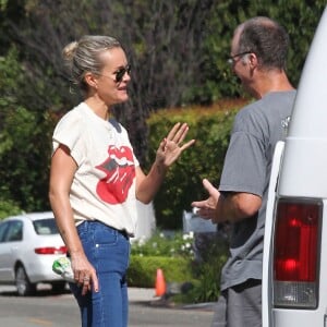 Exclusif - Laeticia Hallyday (T-shirt Rolling Stones) a eu un léger accrochage en voiture à Los Angeles, le 22 octobre 2015. Une camionnette (un toiletteur pour animaux) qui essayait de faire demi-tour a percuté l'Audi de Laeticia. Heureusement, personne n'a été blessé. Ils sont donc repartis chacun de leur côté sans faire de constat ni appeler la police.