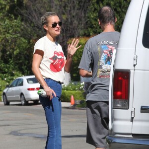 Exclusif - Laeticia Hallyday (T-shirt Rolling Stones) a eu un léger accrochage en voiture à Los Angeles, le 22 octobre 2015. Une camionnette (un toiletteur pour animaux) qui essayait de faire demi-tour a percuté l'Audi de Laeticia. Heureusement, personne n'a été blessé. Ils sont donc repartis chacun de leur côté sans faire de constat ni appeler la police.