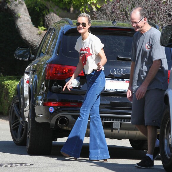 Exclusif - Laeticia Hallyday (T-shirt Rolling Stones) a eu un léger accrochage en voiture à Los Angeles, le 22 octobre 2015. Une camionnette (un toiletteur pour animaux) qui essayait de faire demi-tour a percuté l'Audi de Laeticia. Heureusement, personne n'a été blessé. Ils sont donc repartis chacun de leur côté sans faire de constat ni appeler la police.