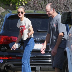 Exclusif - Laeticia Hallyday (T-shirt Rolling Stones) a eu un léger accrochage en voiture à Los Angeles, le 22 octobre 2015. Une camionnette (un toiletteur pour animaux) qui essayait de faire demi-tour a percuté l'Audi de Laeticia. Heureusement, personne n'a été blessé. Ils sont donc repartis chacun de leur côté sans faire de constat ni appeler la police.