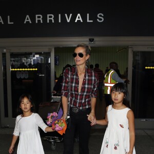 Exclusif - Laeticia Hallyday, très heureuse, retrouve ses filles à l'aéroport à Los Angeles après une longue séparation, le 17 octobre 2015.