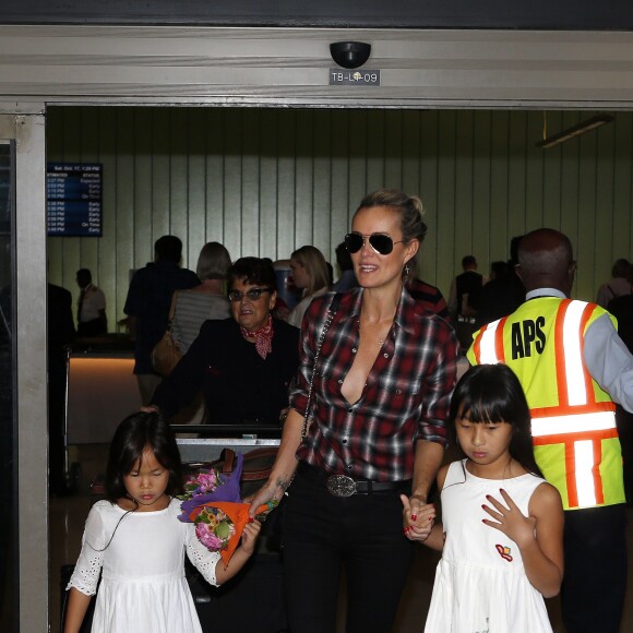 Exclusif - Laeticia Hallyday, très heureuse, retrouve ses filles à l'aéroport à Los Angeles après une longue séparation, le 17 octobre 2015.